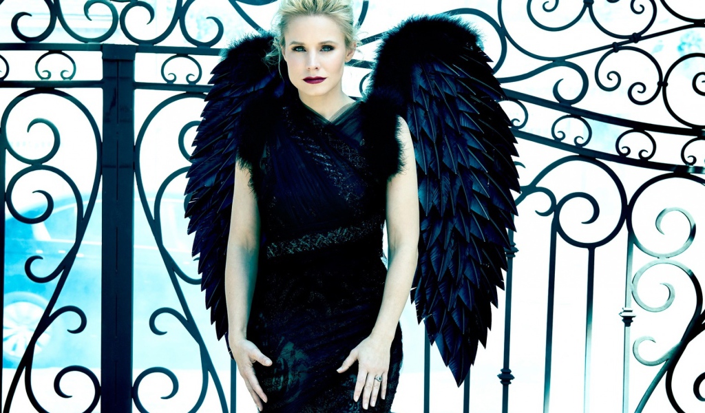 Актриса Кристен Белл в черном платье с крыльями 