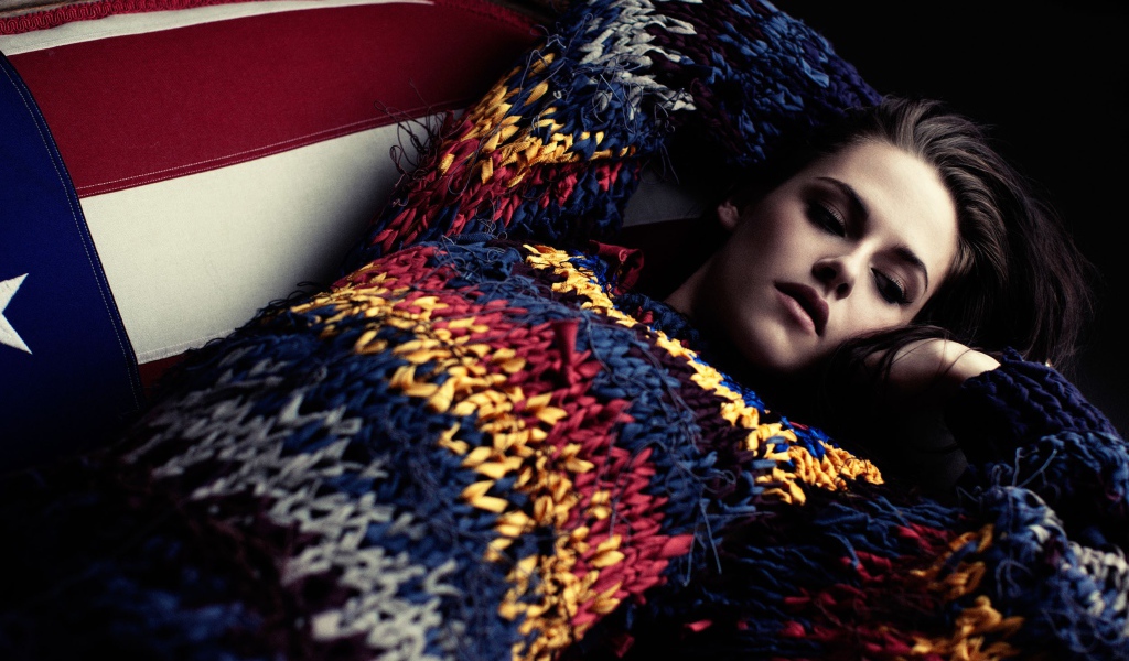 Актриса Кристен Стюарт в цветном свитере 