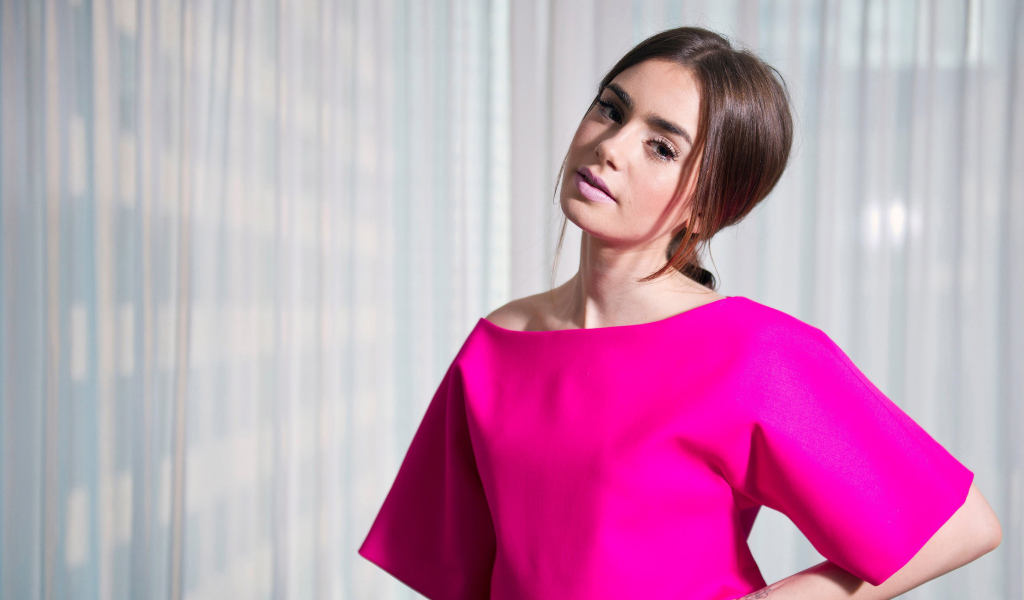 Актриса Лили Коллинз в красивом розовом платье