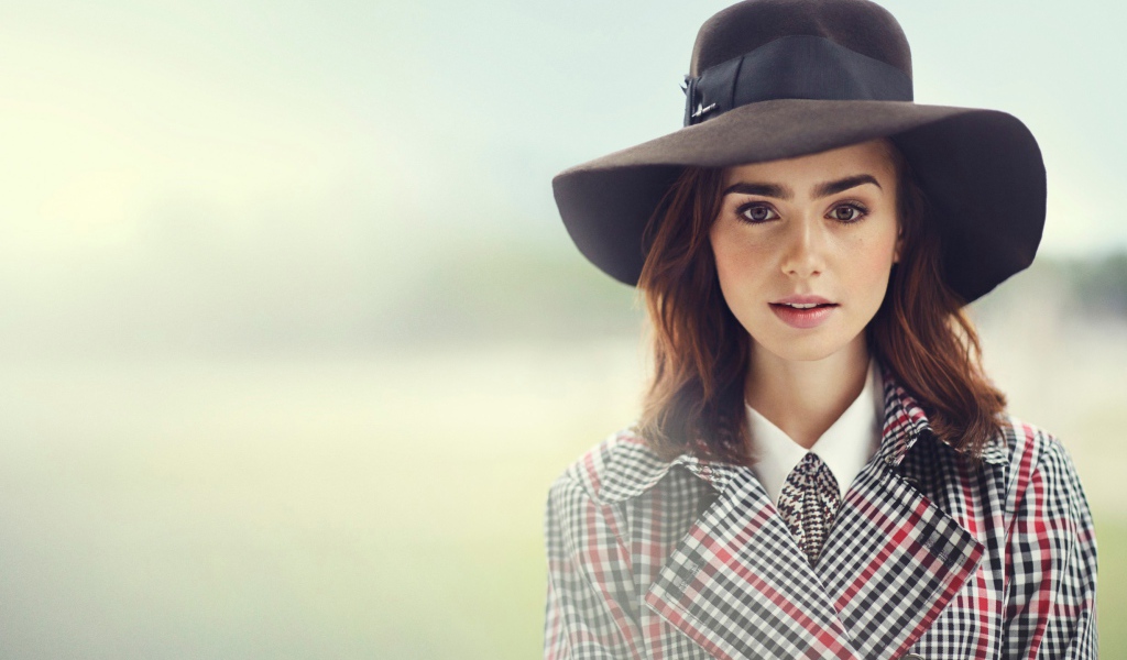 Актриса Лили Коллинз в большой черной шляпе