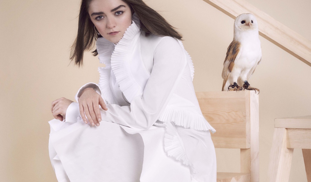 Актриса Мэйси Уильямс в белом платье с совой
