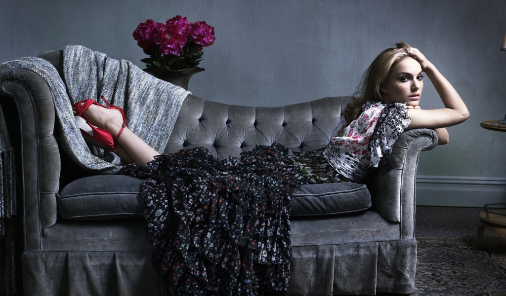 Актриса Натали Портман лежит в красных туфлях на диване