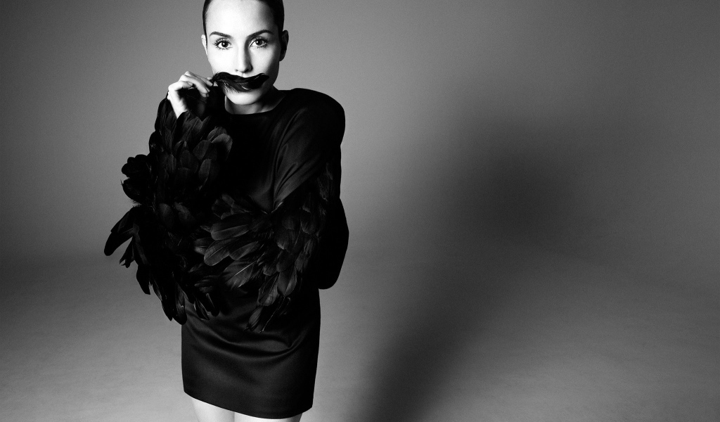 Актриса Нуми Рапас в черном платье черно-белое фото