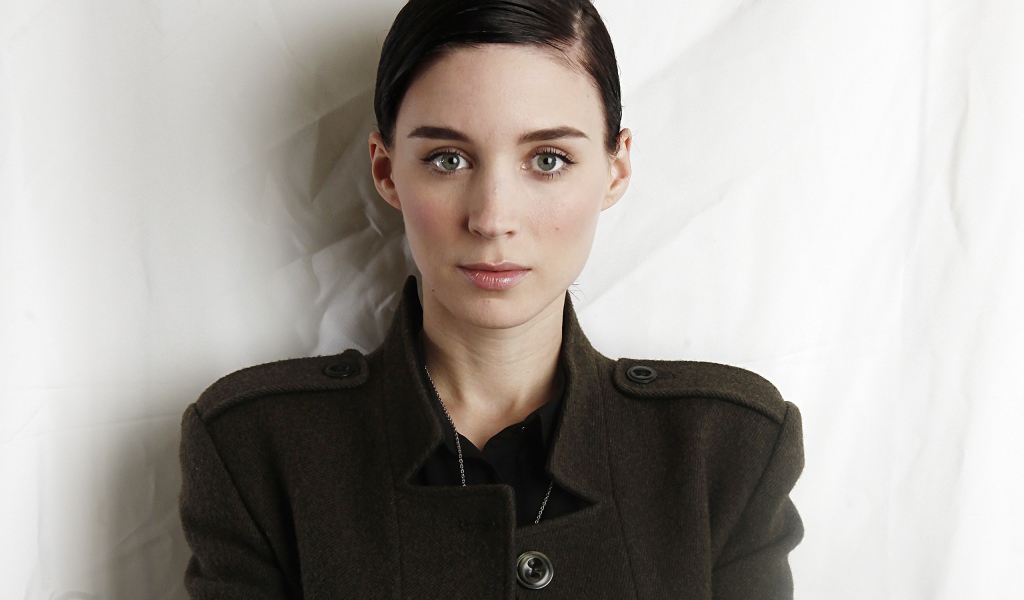 Актриса Руни Мара в пальто 