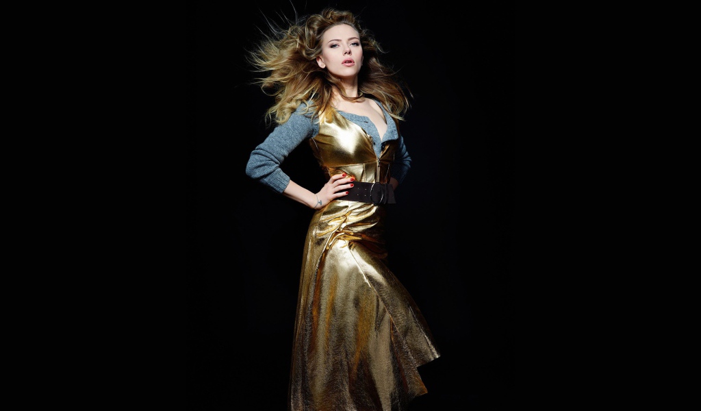 Актриса Скарлетт Йоханссон в красивом платье на черном фоне