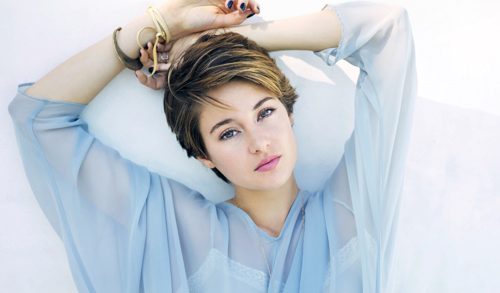 Актриса Шейлин Вудли с короткой стрижкой 