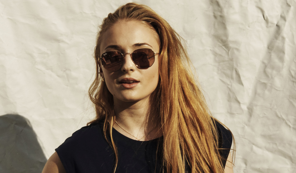 Актриса Софи Тёрнер в солнечных очках