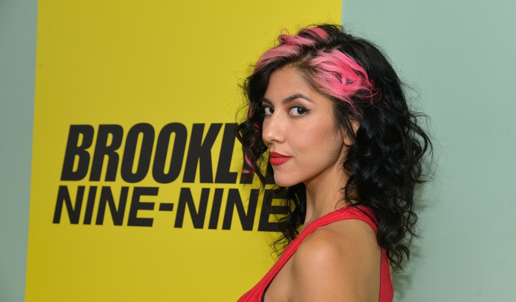 Актриса Стефани Беатрис с черными волосами