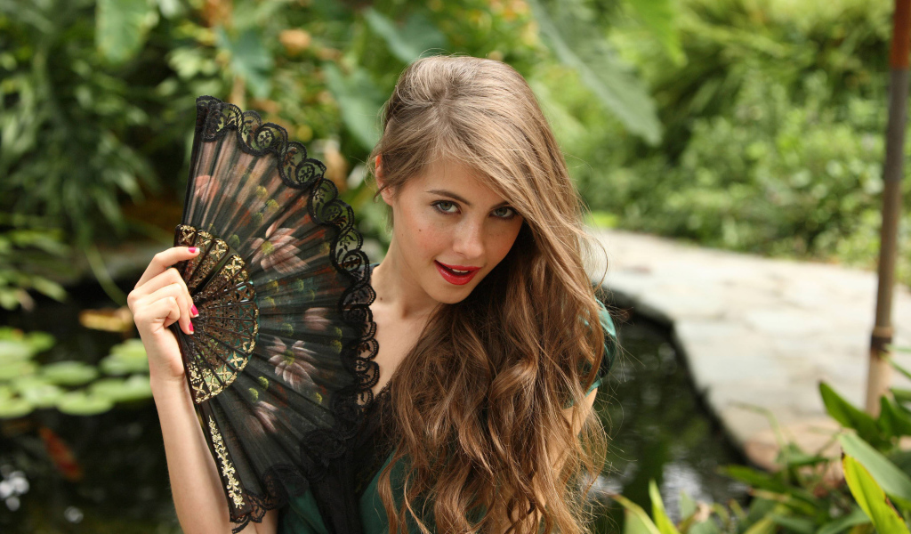 Актриса Уилла Холланд с веером 