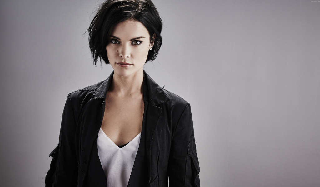 Актриса брюнетка Адриа Архона фото на сером фоне