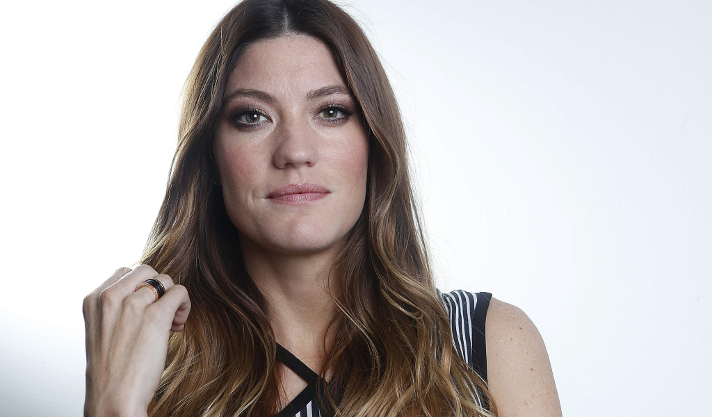 Актриса брюнетка Дженнифер Карпентер фото на белом фоне 