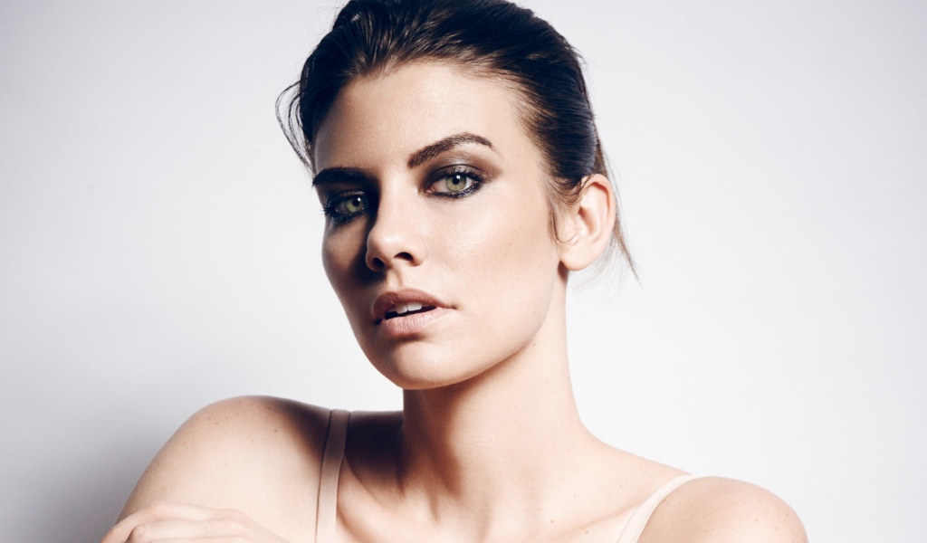 Актриса брюнетка Лорен Коэн 