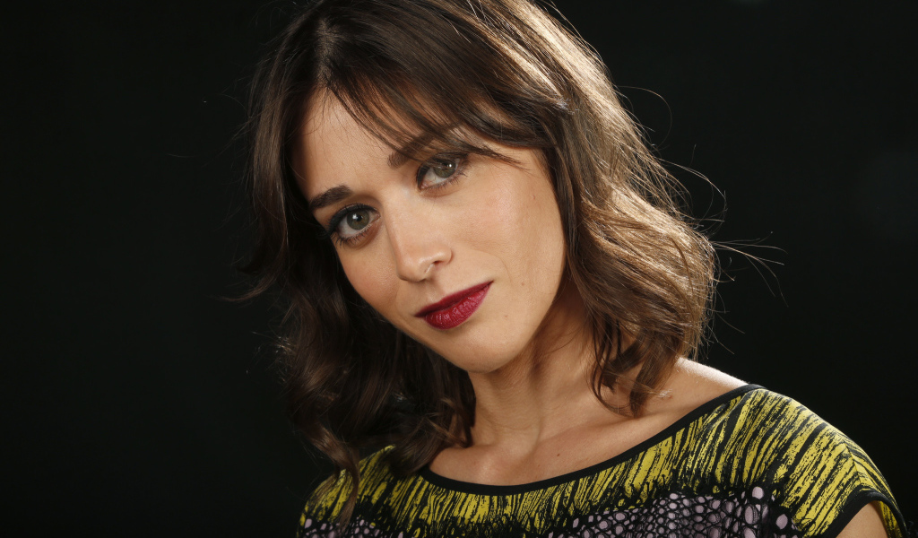 Актриса брюнетка Лиззи Каплан 