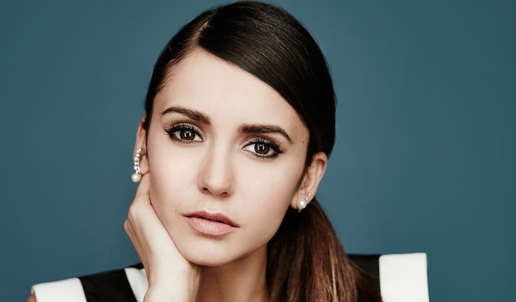 Актриса брюнетка Нина Добрев с карими глазами 