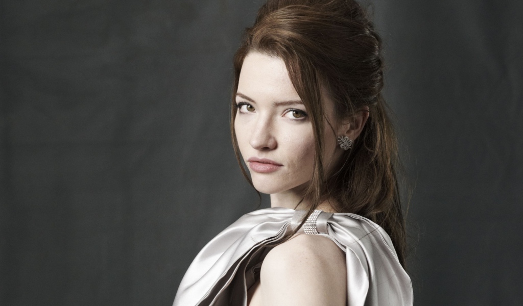 Актриса брюнетка Талула Райли 