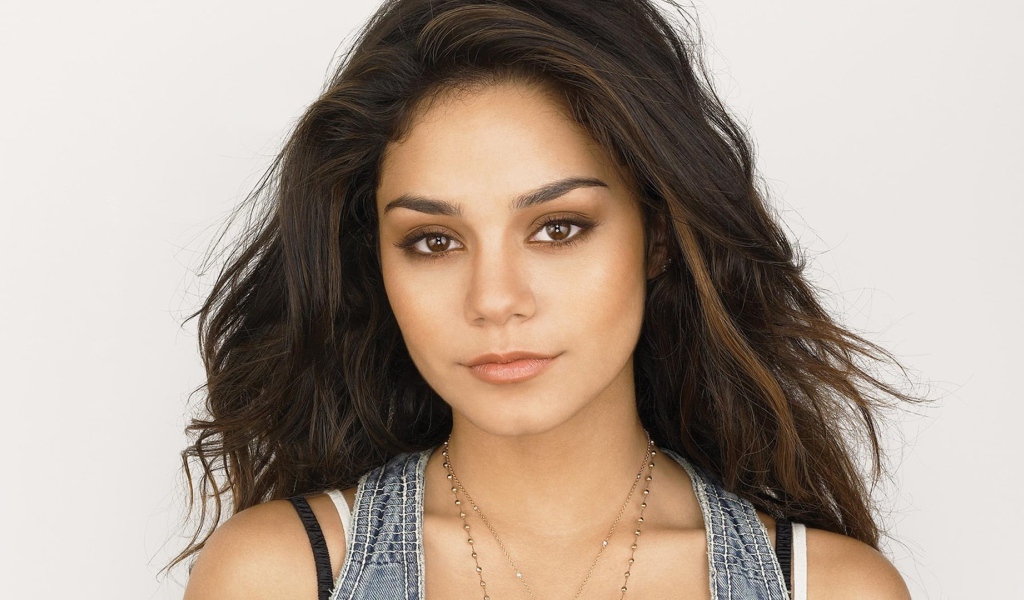 Актриса брюнетка Ванесса Хадженс 