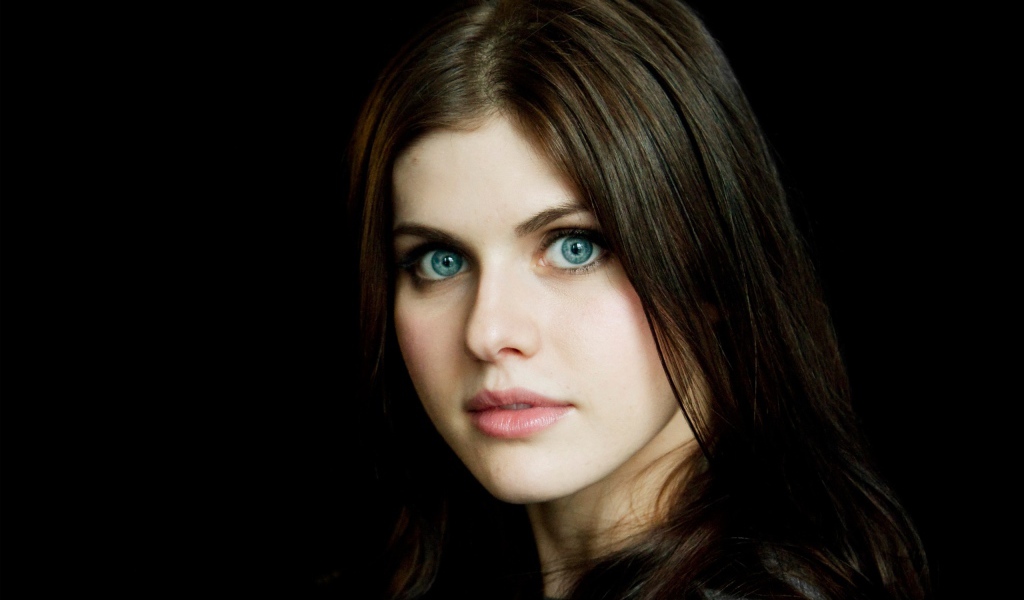 Актриса с красивыми глазами Александра Даддарио фото на черном фоне