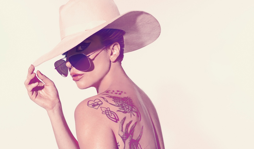 Американская певица Леди Гага с большой шляпе 