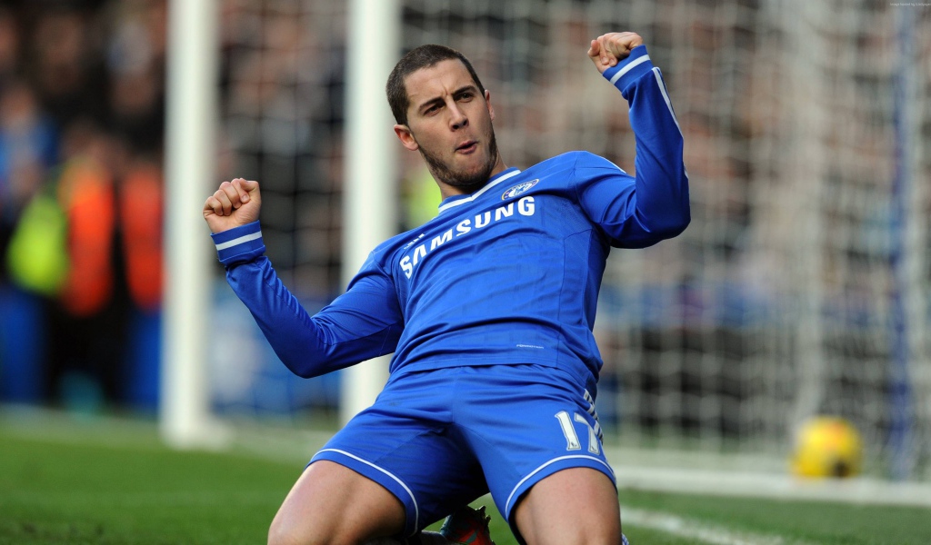 Атакующий полузащитник  Эден Хазард радуется на поле