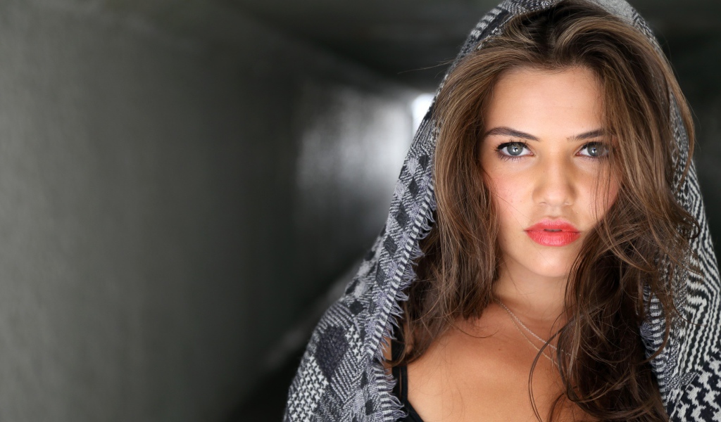 Манящий взгляд молодой актрисы Даниэль Кэмпбелл