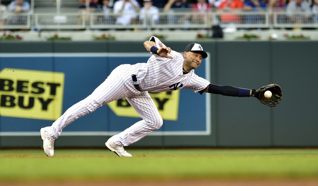 Бейсболист Дерек Джетер ловит мяч 