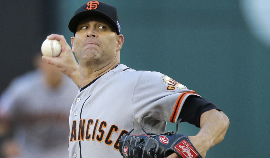 Бейсболист Тим Хадсон бросает мяч 