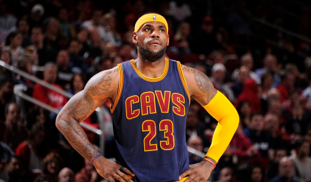 Баскетболист Леброн джеймс на поле 