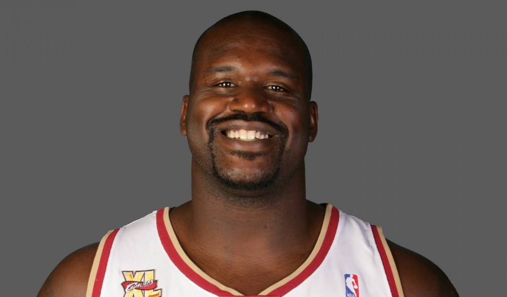 Баскетболист Шакил О’Нил улыбается 