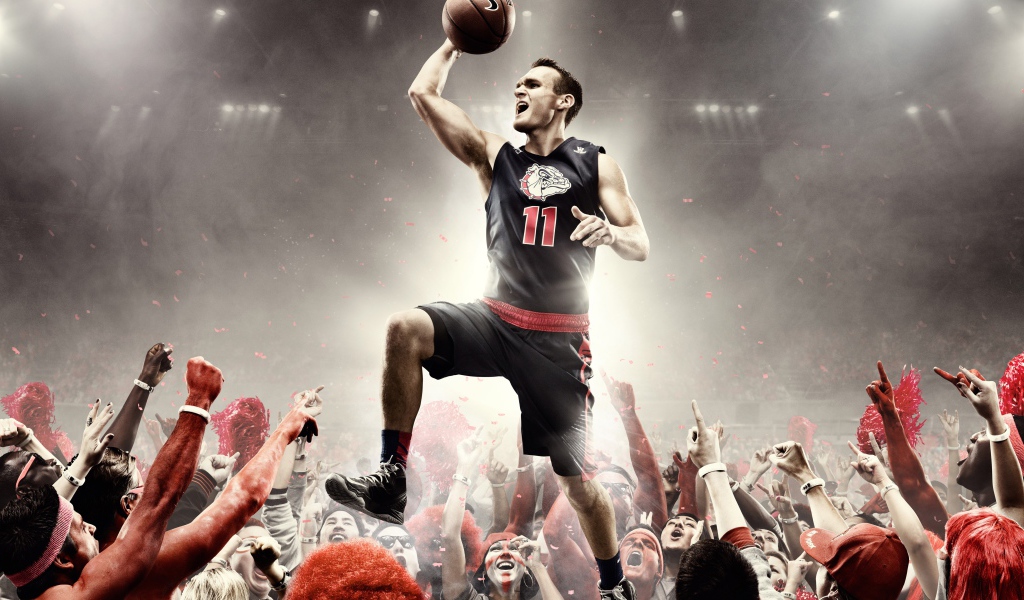 Баскетболист в прыжке над толпой 