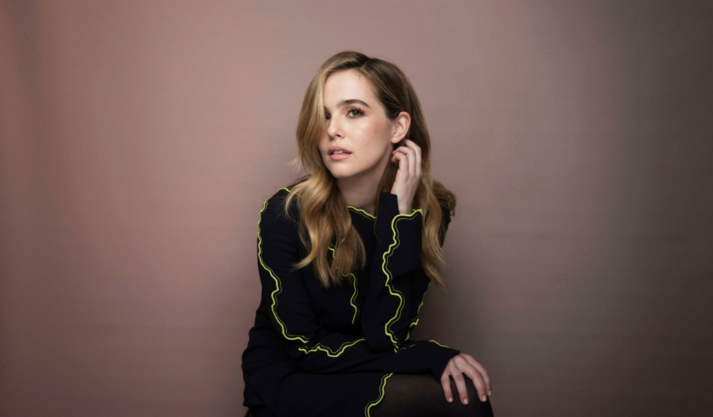 Красивая американская актриса Зои Дойч