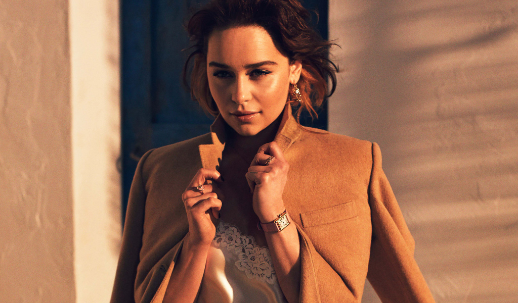 Красивая актриса Эмилия Кларк в пальто