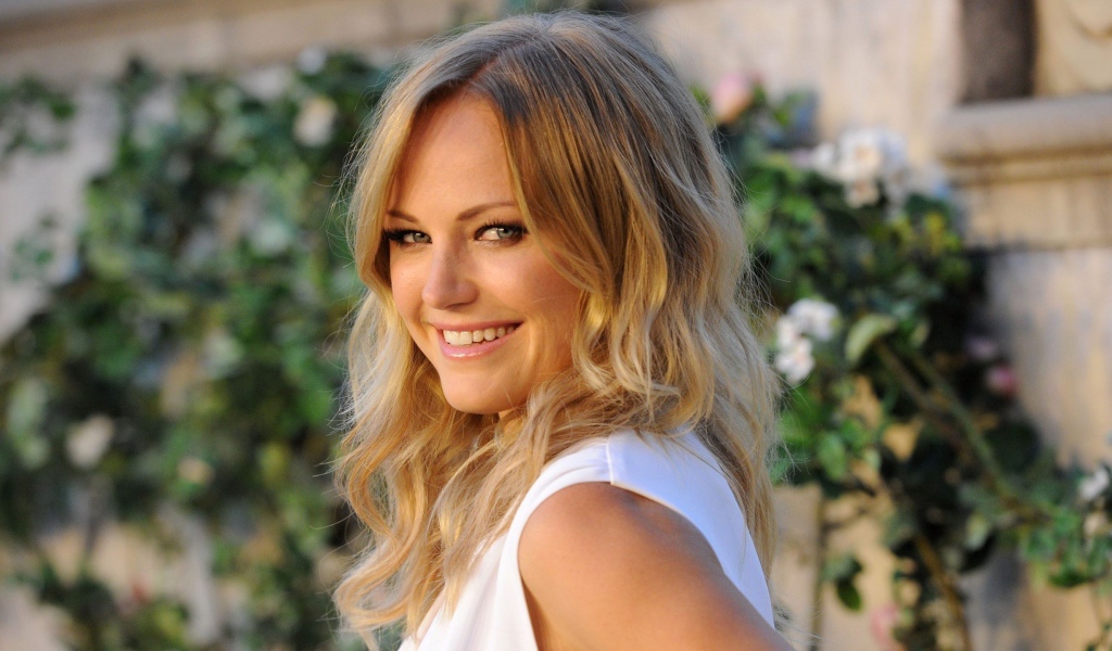 Красивая актриса Малин Акерман в белом платье 