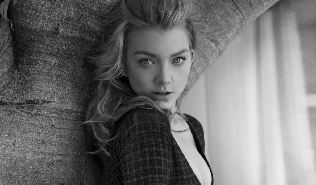 Красивая актриса Натали Дормер черно - белое фото