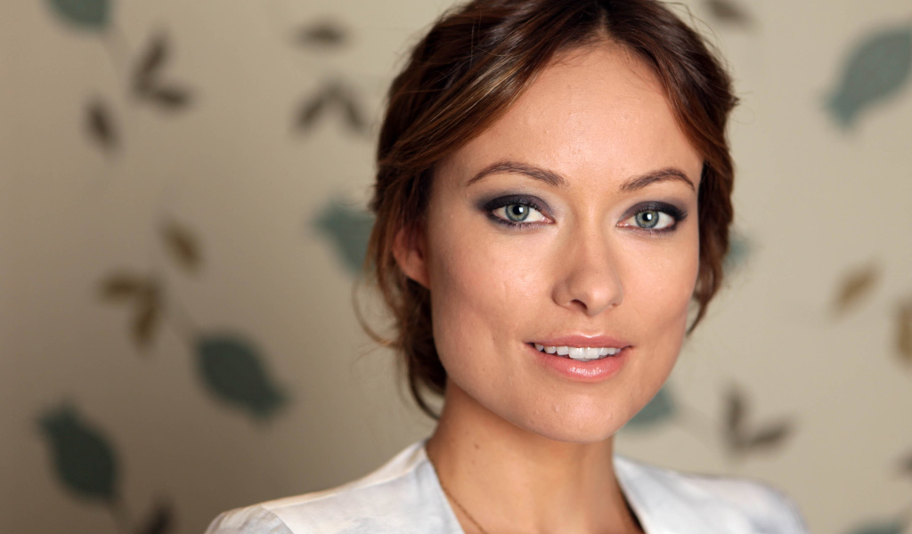 Красивая актриса Оливия Уайлд с очаровательной улыбкой 