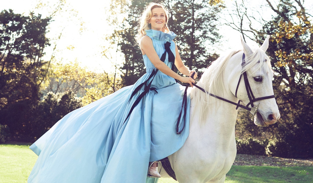 Красивая актриса Риз Уизерспун на белом коне  