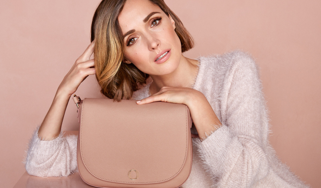 Красивая актриса Роуз Бирн в розовом свитере с сумочкой