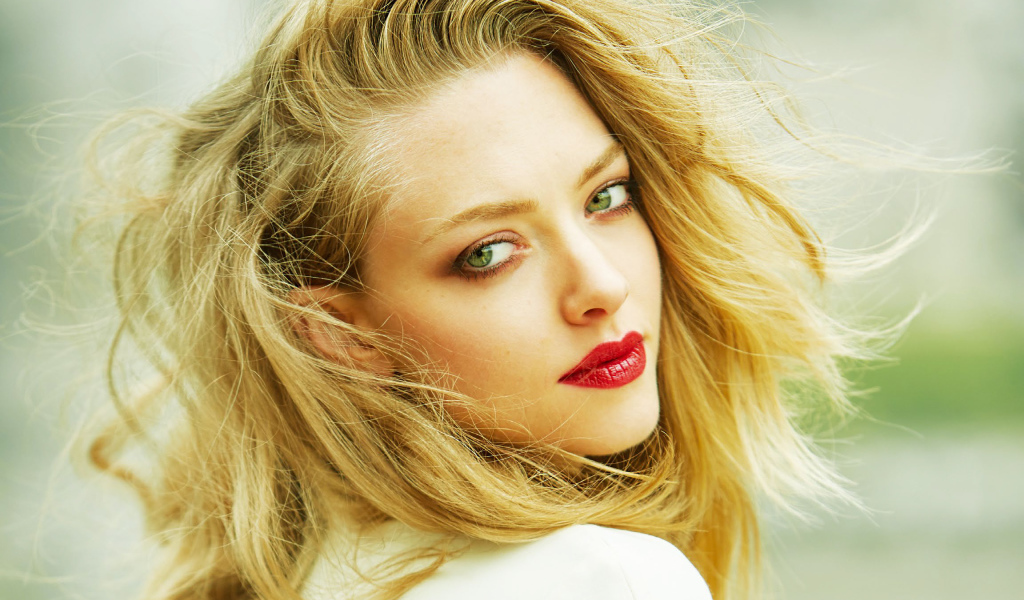 Красивая блондинка актриса Аманда Сейфрид 