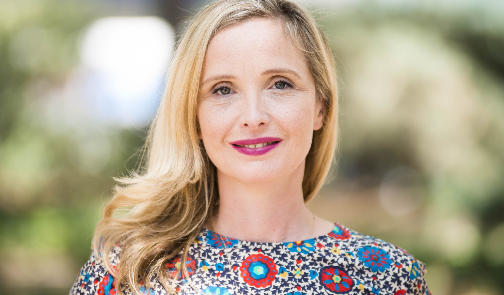 Красивая блондинка актриса Жюли Дельпи