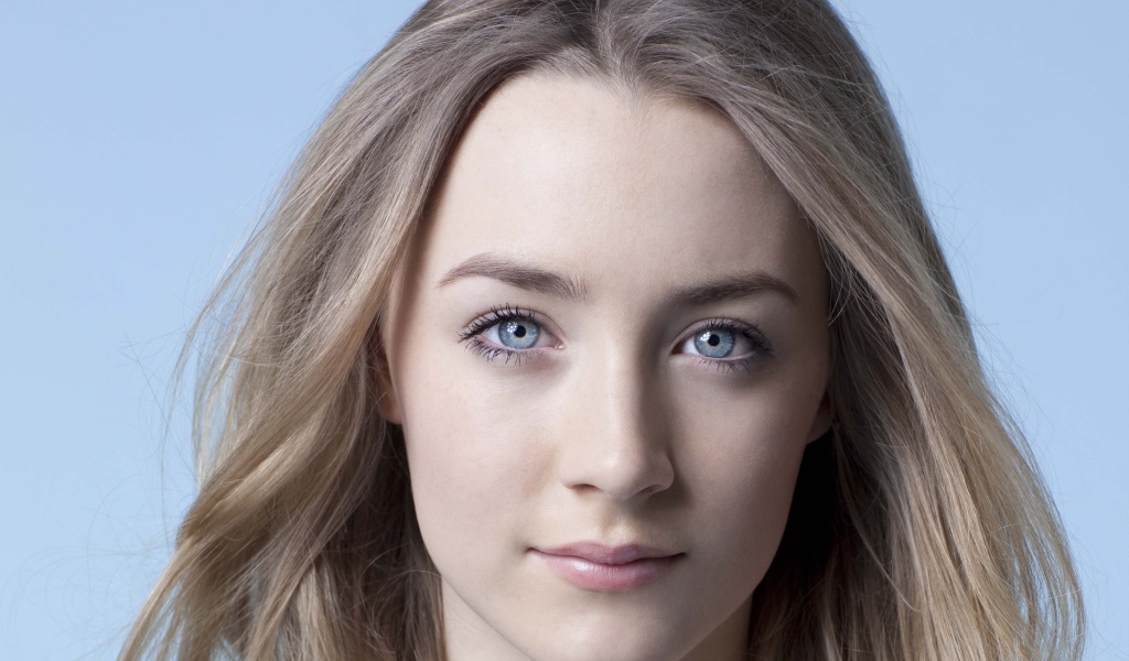 Красивая голубоглазая актриса Сирша Ронан с нежным взглядом
