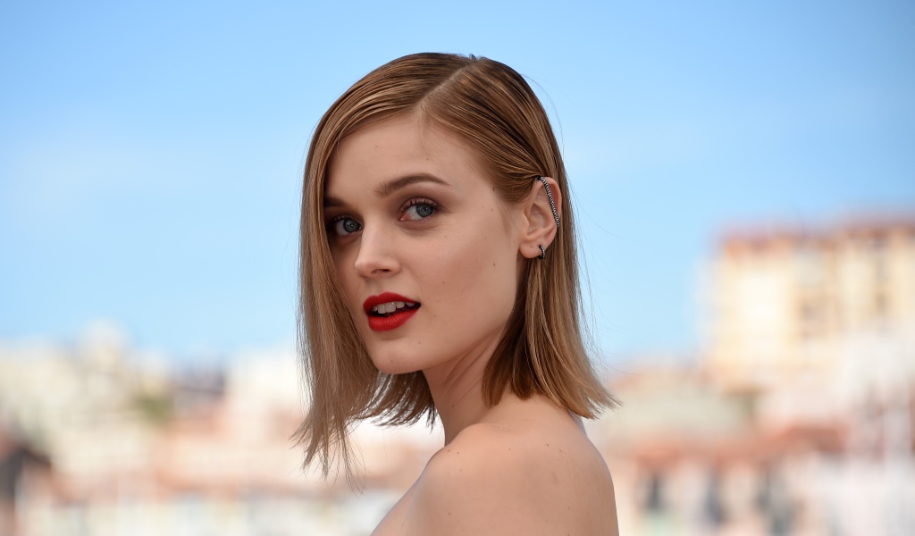 Красивая нежная актриса Белла Хиткот