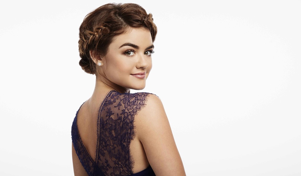 Красивая девушка актриса Люси Хейл 