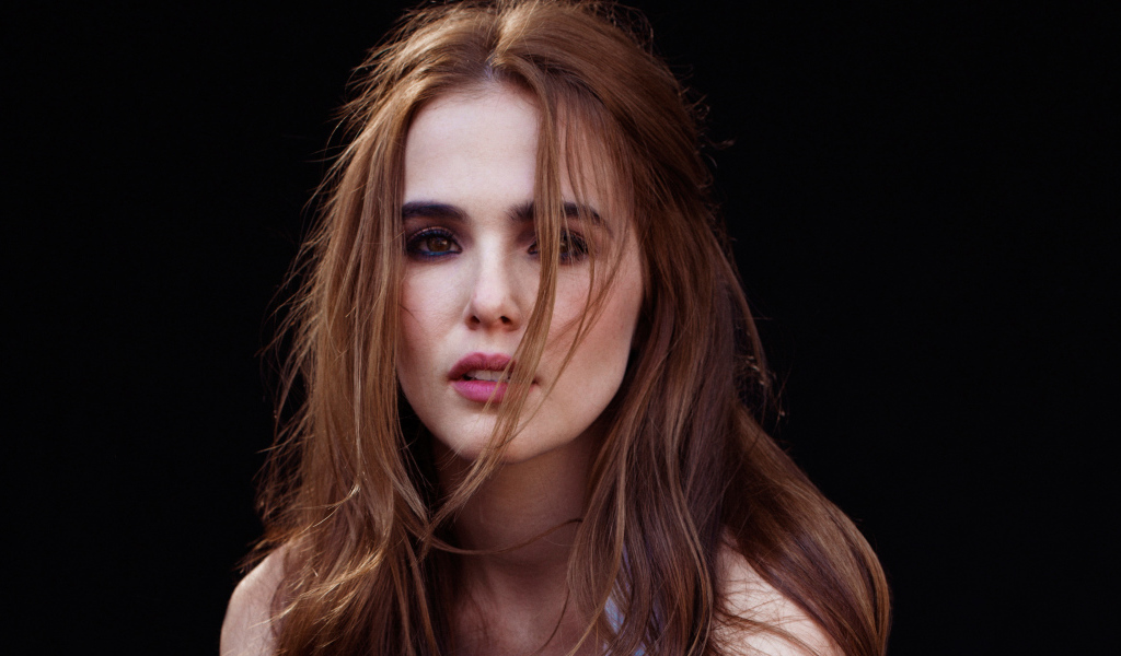 Красивая девушка актриса Зои Дойч, фото на черном фоне