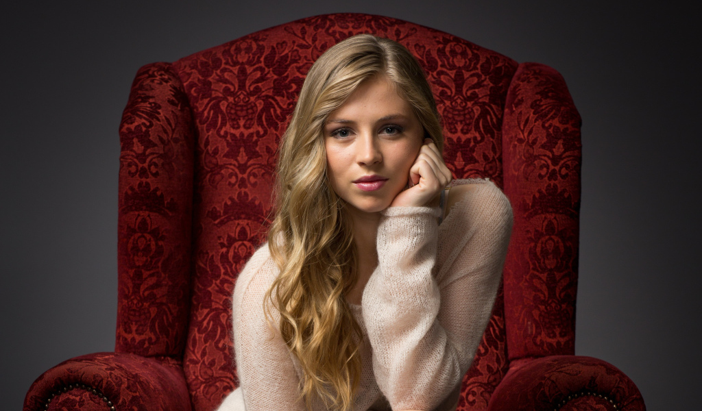 Красивая девушка блондинка актриса Гермиона Корфилд в кресле 