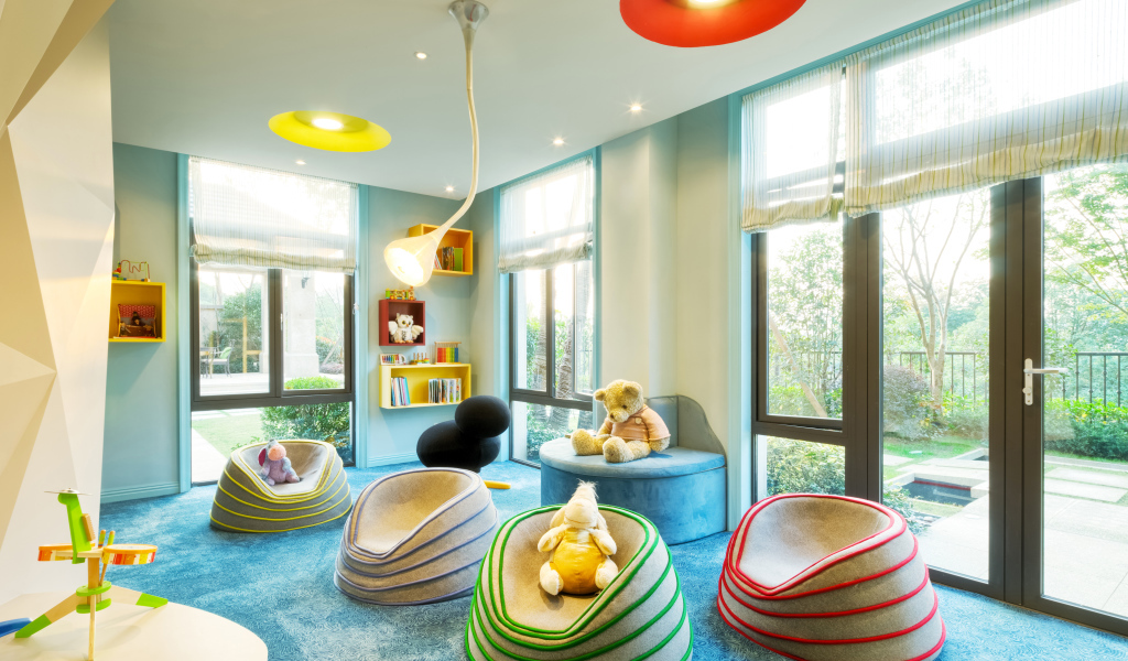 Красивый интерьер детской комнаты с мягкими креслами