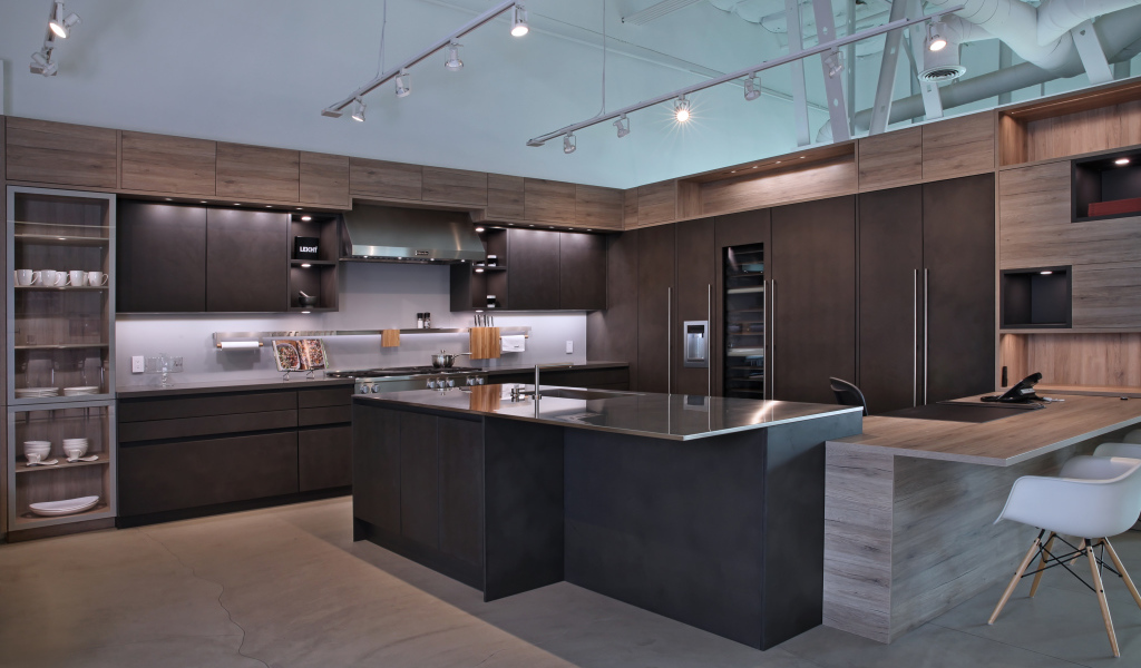 Красивая кухня с деревянными поверхностями и светлым потолком