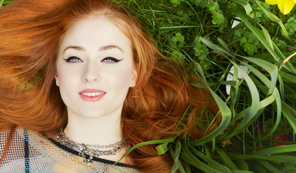 Красивая рыжеволосая актриса Софи Тёрнер 