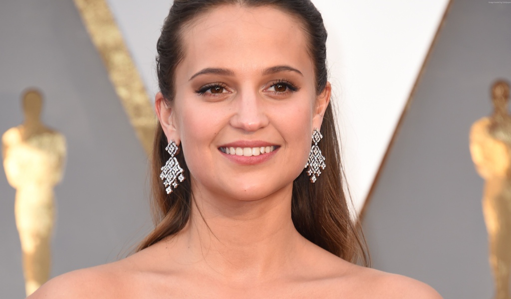 Красивая улыбающаяся актриса Алисия Викандер