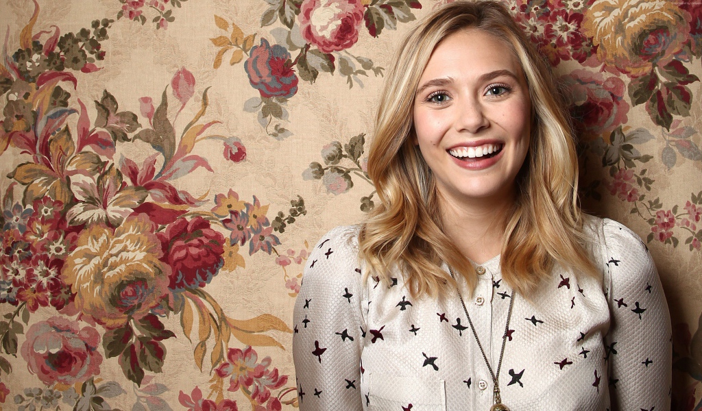 Красивая улыбающаяся актриса Элизабет Олсен