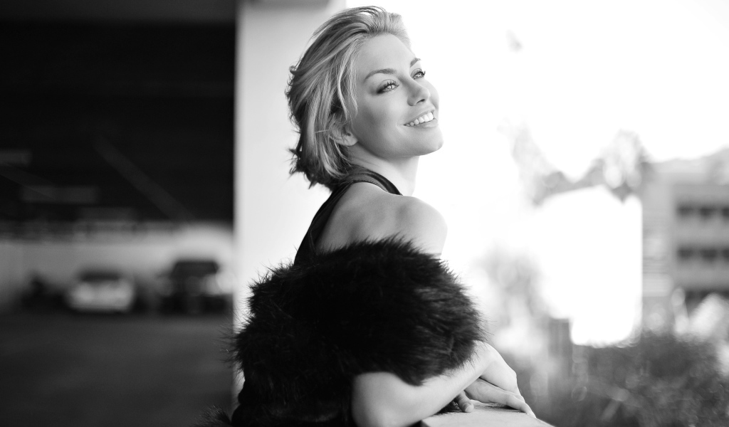 Красивая улыбающаяся актриса Дженнифер Холлэнд черно-белое фото