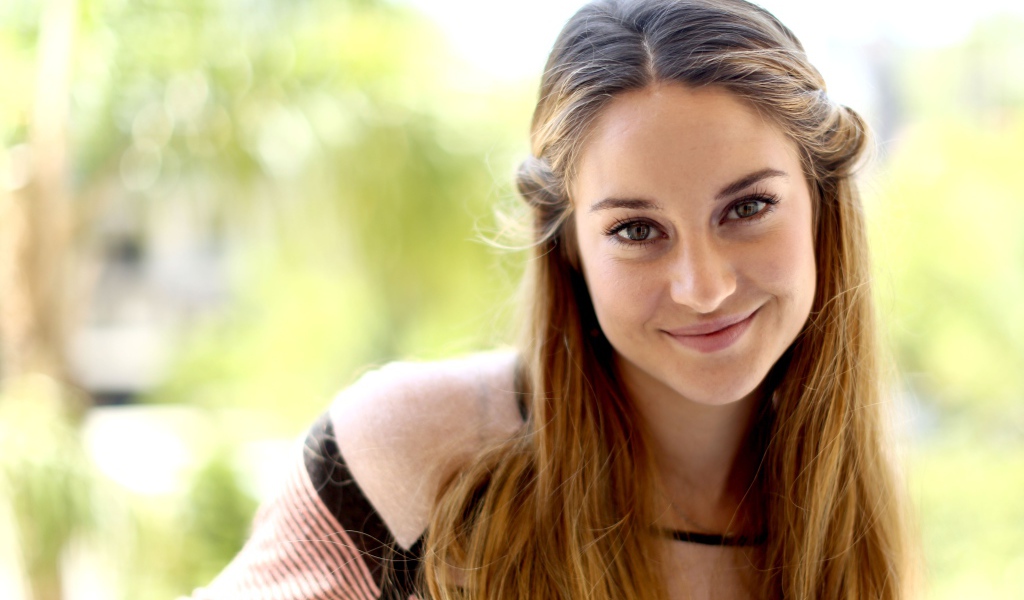 Красивая улыбающаяся актриса Шейлин Вудли